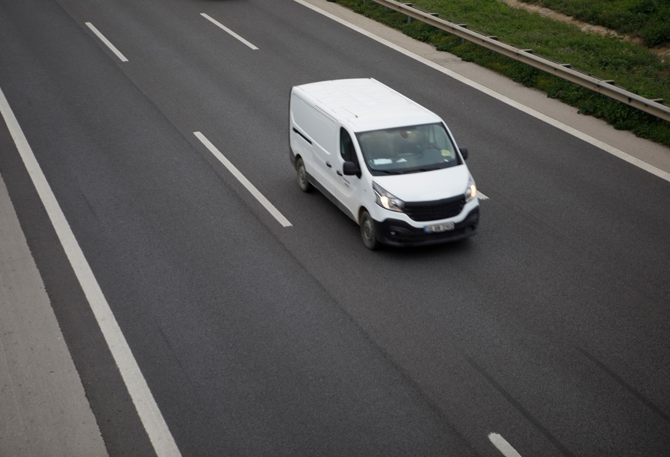 Met de bedrijfsbus naar het buitenland: Waar moet je op letten qua milieueisen?