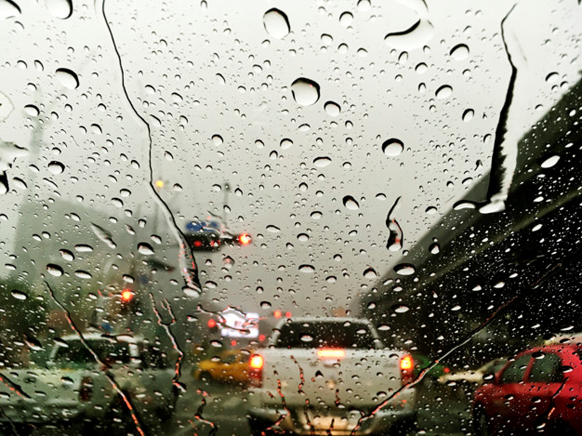 Waar op te letten bij rijden in de regen